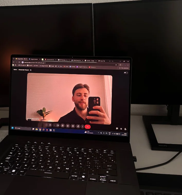 Severin in einem Videogespräch am Laptop