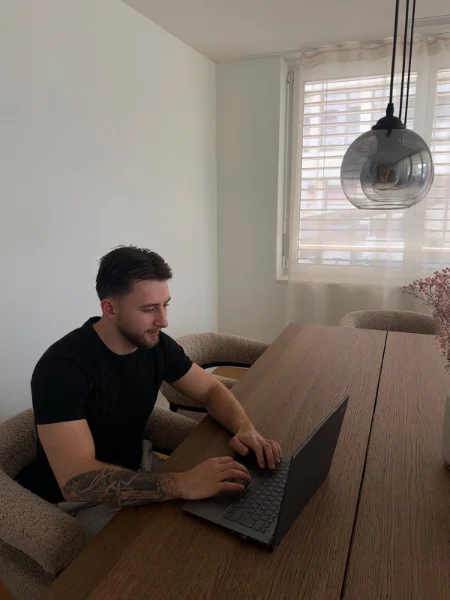 Severin arbeitet am Laptop am Esstisch