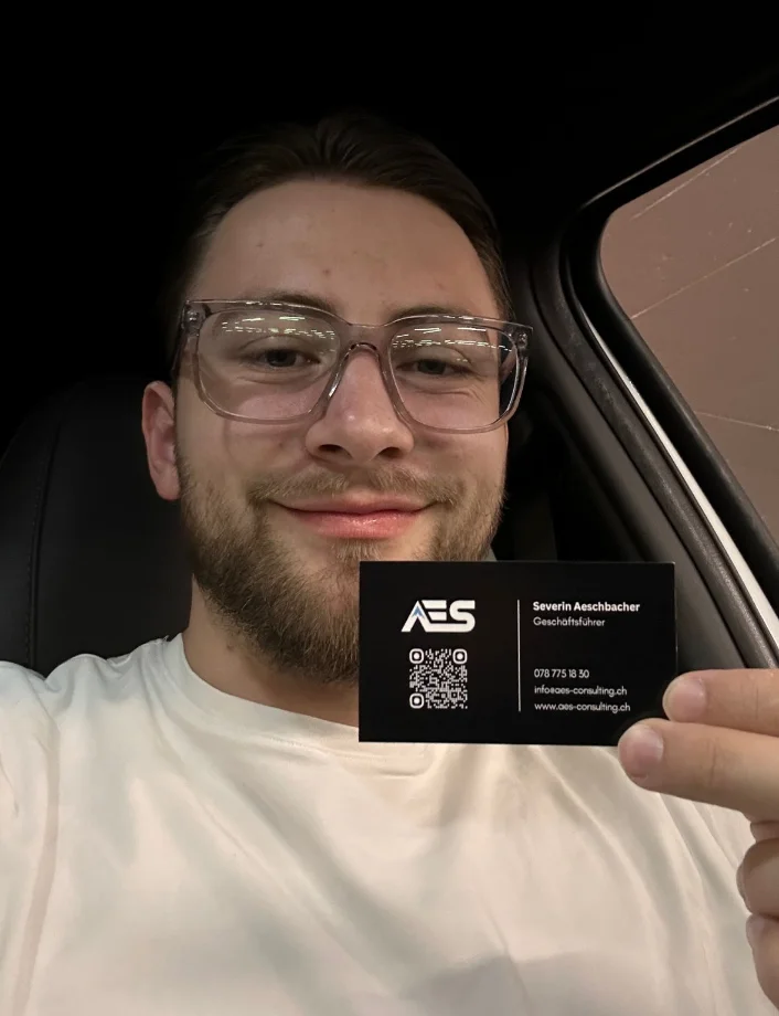 Severin mit seiner AES Consulting Visitenkarte