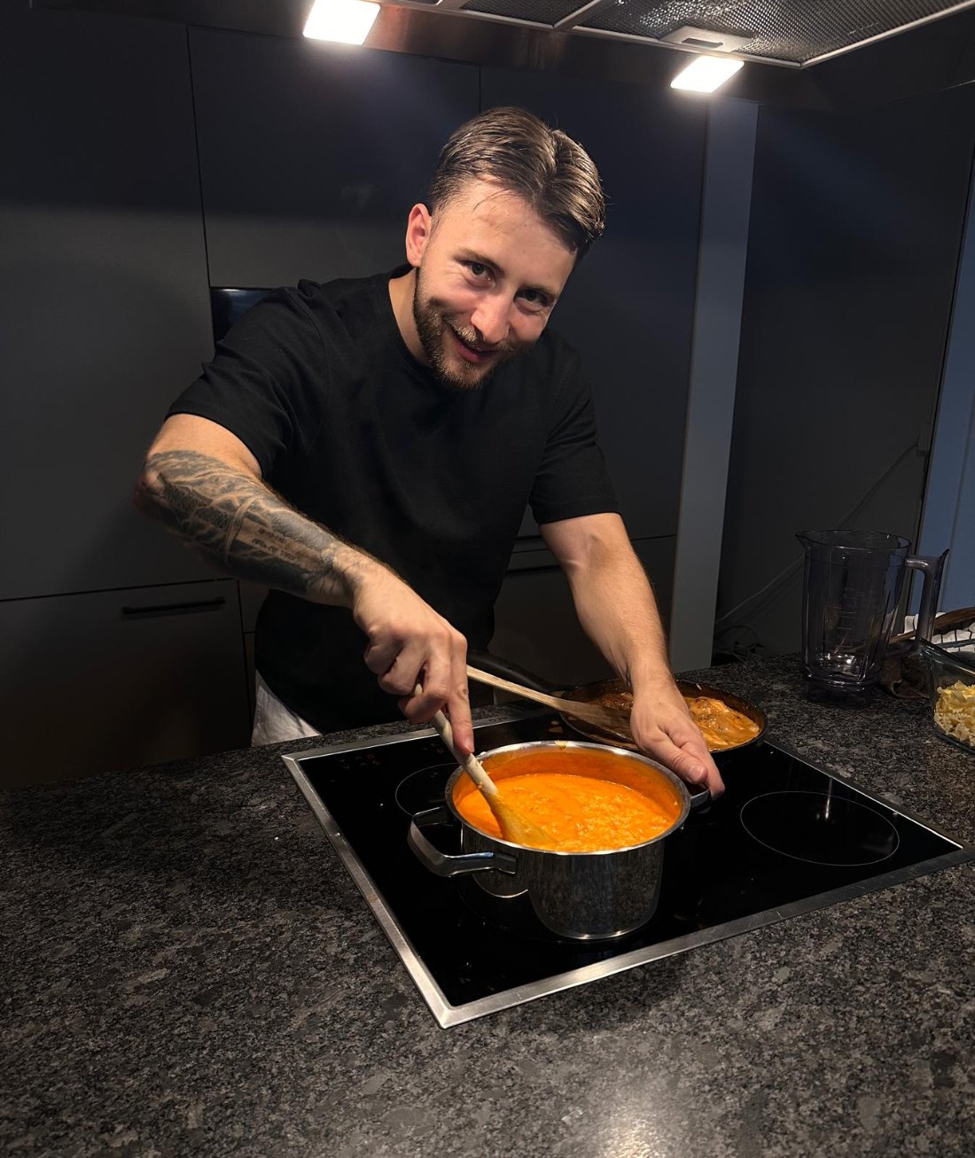 Severin Aeschbacher beim Kochen zu Hause